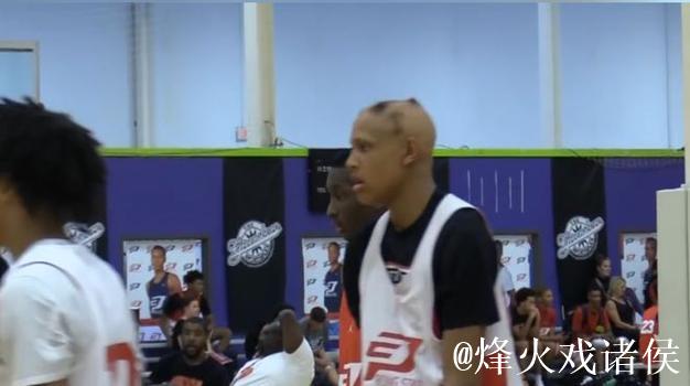 从脱发困扰到撑伞助人：乔丹沃尔什化身无眉侠士