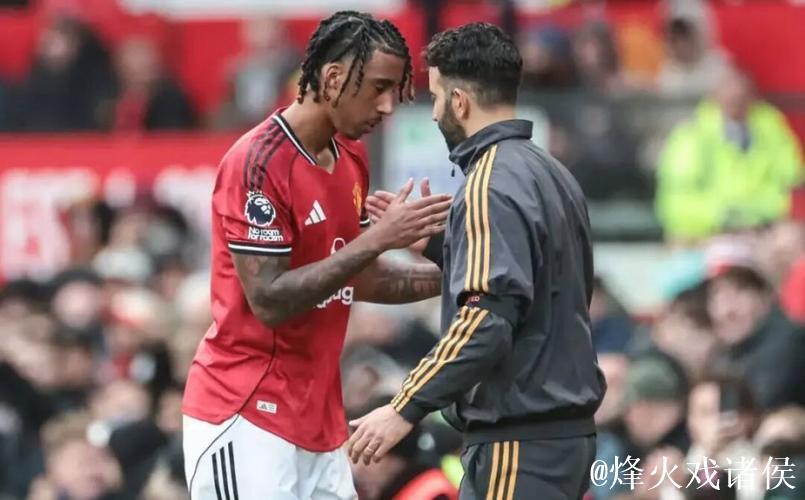曼联19岁小将连续3场首发踢满全场 主场失4球仍被信任 曼联19岁小将连续3场首发踢满全场 主场失4球仍被信任